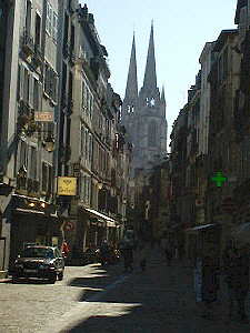 Rue Port Neuf et la Cath�drale Bayonne